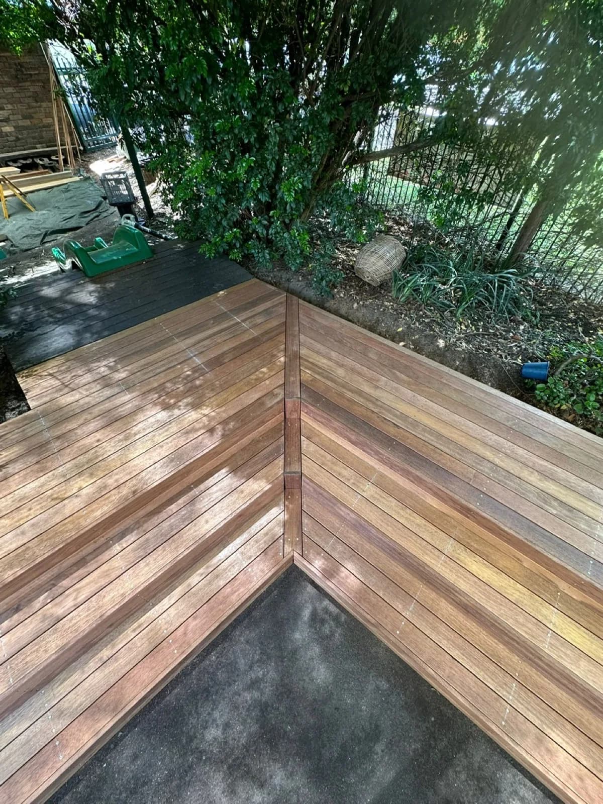 L-shaped merbau platform/edging around rubber soft-fall area